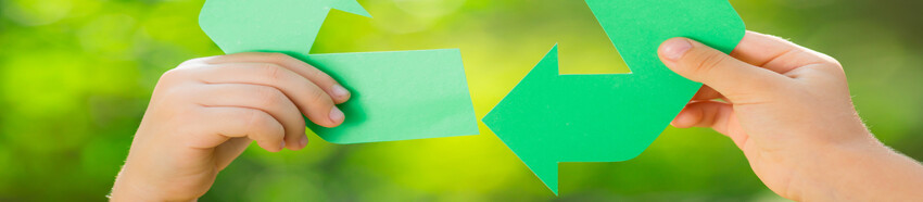 Kinderfinger halten Recyclingkreislauf